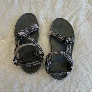 Like new boys’ Teva sandals